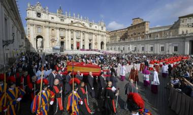 UNA MULTITUD EN EL ADIÓS AL PAPA EN SAN PEDRO