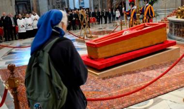 GENEVIEVE JEANNINGROS, SOBRINA DE LA MONJA FRANCESA LEONIE DUQUET, SALTEÓ EL PROTOCOLO PARA DESPEDIR A FRANCISCO