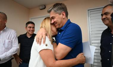 CONCEPCIÓN DEL BERMEJO: EL GOBERNADOR ZDERO ENTREGÓ NUEVAS VIVIENDAS A LOS VECINOS