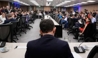 $LIBRA: CON AYUDA DE LOS RADICALES CON PELUCA, EL GOBIERNO LOGRÓ DILATAR EL ARRANQUE DE LA COMISIÓN INVESTIGADORA