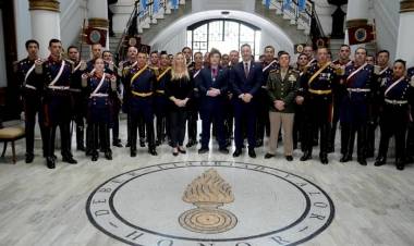 UN PRESIDENTE OBSESIONADO CON LAS MEDALLITAS