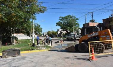 EL MUNICIPIO DE VILLA ÁNGELA REALIZA TAREAS DE BACHEO EN CALLE MATHURIN CON PERSONAL Y RECURSOS PROPIOS