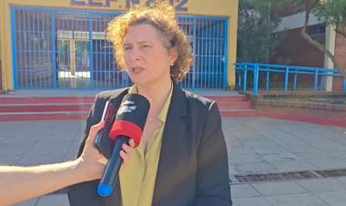 NUEVOS TIEMPOS EN EDUCACIÓN: EN CASTELLI EL GOBIERNO ENTREGÓ LIBROS Y KITS ESCOLARES PARA INSTITUCIONES DE LA REGIONAL EDUCATIVA II