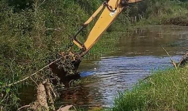 MACHAGAI: OPERATIVO DE LA APA LIBERÓ TAPONAMIENTO QUE INUNDABA CAMPOS Y ZONAS SUBURBANAS AL SUR DE LA LOCALIDAD