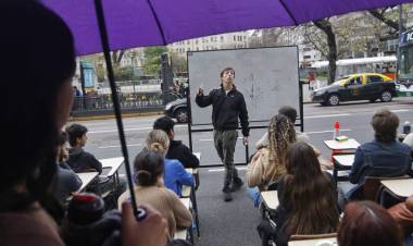 ESTUDIANTES Y DOCENTES PRENDEN LA MECHA DE LA UNIVERSIDAD PÚBLICA