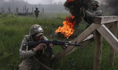 TRUMP ACUSÓ A PUTIN DE "JUGAR CON FUEGO" AL CONTINUAR LA OFENSIVA CONTRA UCRANIA