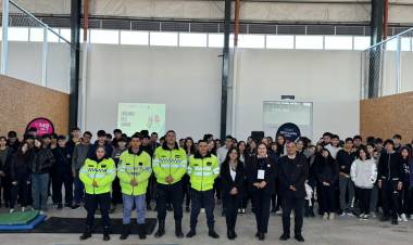 AGENTES VIALES BRINDARON UNA CAPACITACIÓN A ESTUDIANTES