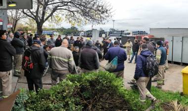 MÁS DE 100 FAMILIAS EN RIESGO DE QUEDAR EN LA CALLE POR EL AJUSTE EN ACINDAR