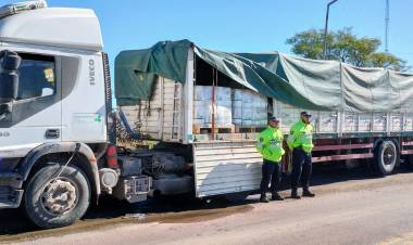 CAMINERA SECUESTRO DOS RODADOS CON PEDIDO DE SECUESTRO, UNA MOTO ADULTERADA, CIGARRILLOS ILEGALES, INTERVINO CARGAS, DETECTÓ 20 ALCOHOLEMIAS Y LABRÓ 307 ACTAS
