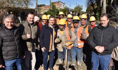 PUERTO TIROL: EL GOBERNADOR ZDERO SUPERVISÓ LAS OBRAS DE PAVIMENTO EN EL BARRIO 17 DE OCTUBRE