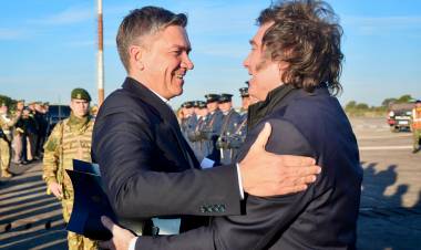 AEROPUERTO DE RESISTENCIA: EL GOBERNADOR ZDERO RECIBIÓ AL PRESIDENTE DE LA NACIÓN JAVIER MILEI