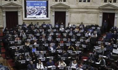 LA OPOSICIÓN APROVECHA LA DEBILIDAD DE MILEI EN EL CONGRESO Y ARREMETE CON LOS PROYECTOS CONTRA LA MOTOSIERRA
