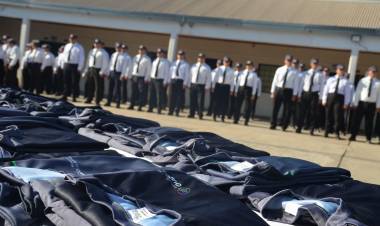 ENTREGA DE UNIFORMES A ALUMNOS DEL VI CURSO DE FORMACIÓN PENITENCIARIA Y RECONOCIMIENTO A PERSONAL ESPECIALIZADO