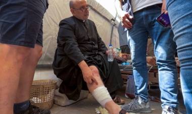 ISRAEL BOMBARDEÓ LA ÚNICA IGLESIA CATÓLICA DE GAZA: ENTRE LOS HERIDOS ESTÁ EL CURA ARGENTINO GABRIEL ROMANELLI