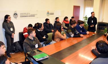 ESTUDIANTES DE ESCUELAS AGROPECUARIAS VISITARON ORGANISMOS CLAVES PARA FORTALECER SU FORMACIÓN