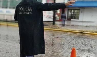 DÍAS DE LLUVIA: LA POLICÍA DEL CHACO BRINDA RECOMENDACIONES PARA CIRCULAR CON SEGURIDAD