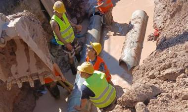 SAMEEP REPARÓ EL CAÑO DEL ANILLADO DE SÁENZ PEÑA Y RESTABLECIÓ EL SERVICIO DE AGUA POTABLE