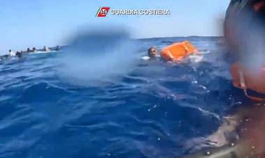 MÁS MIGRANTES MUEREN EN EL MAR MIENTRAS EL GOBIERNO DE MELONI BLOQUEA A LAS ONGS RESCATISTAS
