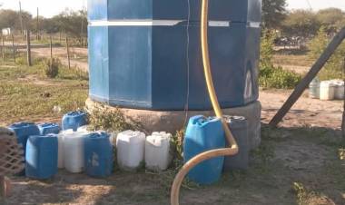 EL MUNICIPIO CONTINÚA COLABORANDO CON SAMEEP EN LA DISTRIBUCIÓN DE AGUA A LA COMUNIDAD