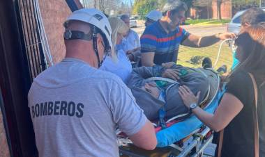 PERSONAL DE ECOM SE LESIONO EN UN TECHO Y BOMBEROS ACUDIERON AL RESCATE