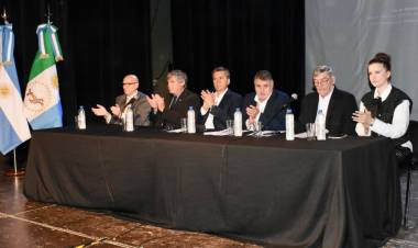 MODERNIZACIÓN CATASTRAL: EL GOBERNADOR ZDERO ENCABEZÓ CAPACITACIÓN Y HOMENAJE AL AGRIMENSOR CARLOS DIEZ