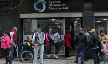 LARGAS FILAS DE AJUSTADOS FRENTE A LA ANDIS: "YO NACÍ CON ESTO, MI DISCAPACIDAD NO CAMBIA"
