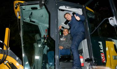 FORTALECIENDO LA RED VIAL: EL GOBERNADOR ZDERO ENTREGÓ UNA NUEVA MAQUINARIA AL CONSORCIO CAMINERO N°14 DE CHARATA