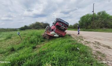 VILLA ÁNGELA: CAMIÓN CON ROLLIZOS VOLCO EN LA RUTA NACIONAL N° 95