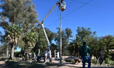 MUNICIPALIDAD DE VILLA ÁNGELA REALIZA TRABAJOS DE EMBELLECIMIENTO EN EL BOULEVARD ISLAS MALVINAS