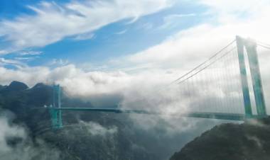 CHINA INAUGURÓ EL PUENTE MÁS ALTO DEL MUNDO EN "LA GRIETA DE LA TIERRA"