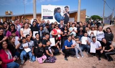 ZDERO ENTREGÓ VIVIENDAS Y TÍTULOS DE PROPIEDAD EN SANTA SYLVINA: “ESTAMOS DEVOLVIENDO LA CONFIANZA QUE NOS HAN DEPOSITADO”