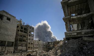 ISRAEL BOMBARDEA GAZA MIENTRAS HAMAS SIGUE ANALIZANDO EL PLAN DE PAZ DE TRUMP