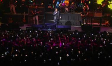 MILEI Y SU BANDA CON UN SHOW VIEJO Y REPETIDO