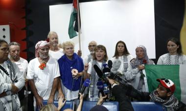 GRETA THUNBERG LLEGÓ A ATENAS JUNTO A MIEMBROS DE LA FLOTILLA DEPORTADOS POR ISRAEL