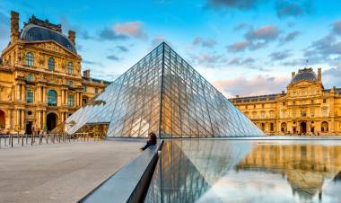 ROBO EN EL LOUVRE: HABLÓ LA EMPLEADA QUE ENCONTRÓ LA CORONA TIRADA