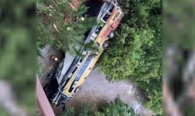 TRAGEDIA EN MISIONES: UN MICRO CHOCÓ CON UN AUTO Y CAYÓ A UN ARROYO