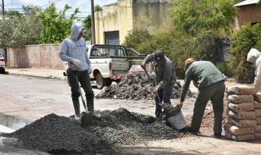 EL MUNICIPIO CONTINÚA CON LAS OBRAS DE BACHEO EN LA CIUDAD