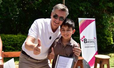 BASAIL: EL GOBERNADOR ZDERO ENTREGÓ UNA NUEVA AMBULANCIA Y ANTEOJOS, DEL PROGRAMA “VER PARA SER LIBRES”