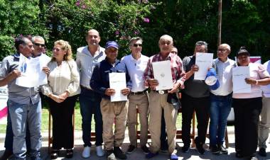 SUEÑOS CUMPLIDOS: 70 FAMILIAS DE BASAIL RECIBIERON SUS TÍTULOS DE PROPIEDAD