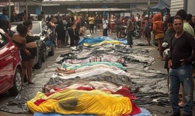 RÍO DE JANEIRO: TRAS EL SANGRIENTO OPERATIVO, VECINOS TRASLADARON DECENAS DE CUERPOS A UNA PLAZA