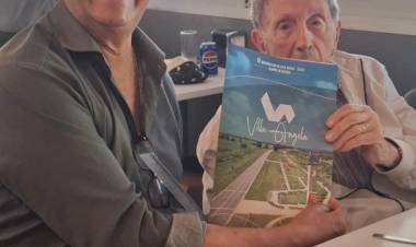 EL INTENDENTE PAPP ENTREGÓ A LUIS LANDRISINA LA RESOLUCIÓN QUE LO DECLARA VISITANTE HONORABLE