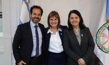CARMEN ÁLVAREZ RIVERO, OTRA LEGISLADORA DEL PRO QUE SE CRUZA DE VEREDA A LLA