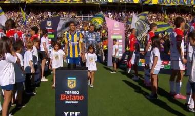 ESTUDIANTES Y UN PASILLO DE ESPALDAS QUE REPRESENTA A LOS HINCHAS DEL FÚTBOL