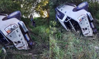 UN CONDUCTOR VOLCÓ SU CAMIONETA TRAS ESQUIVAR CABALLOS EN LA RUTA: SALIÓ ILESO
