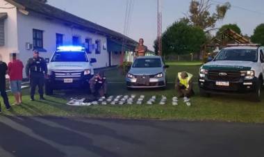 VIAJABAN CON 13 KILOS DE MARIHUANA SUMERGIDOS EN EL TANQUE DE COMBUSTIBLE: FUERON DETENIDOS
