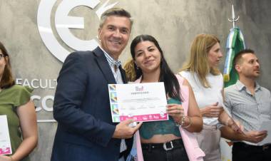 CAPACITACIONES EN OFICIOS: EL GOBERNADOR ZDERO ACOMPAÑÓ LA ENTREGA DE CERTIFICADOS DE SOY CHACO