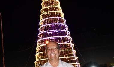 VILLA ÁNGELA ENCENDIÓ SU ÁRBOL DE NAVIDAD EN EL ACCESO NORTE