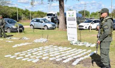 INTERCEPTAN CAMIONETA NARCO CON COCAÍNA ESCONDIDA EN MESAS Y BANCOS DE CEMENTO