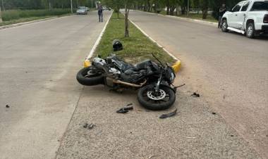 VILLA ÁNGELA: UN JOVEN LESIONADO TRAS CHOQUE DE MOTO CONTRA UNA CAMIONETA