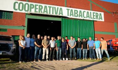 EL GOBERNADOR ZDERO ENTREGÓ MAQUINARIAS A PRODUCTORES TABACALEROS EN COLONIA BENÍTEZ
